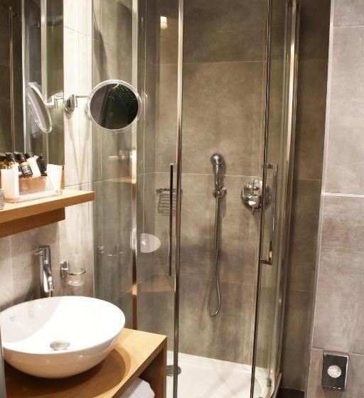 اتاق استاندارد با بالکن, Adrian