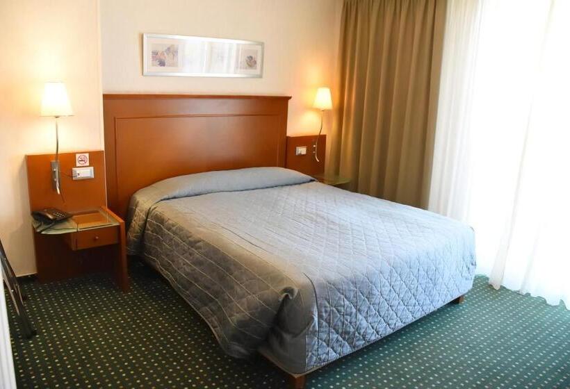 اتاق استاندارد با بالکن, Adrian