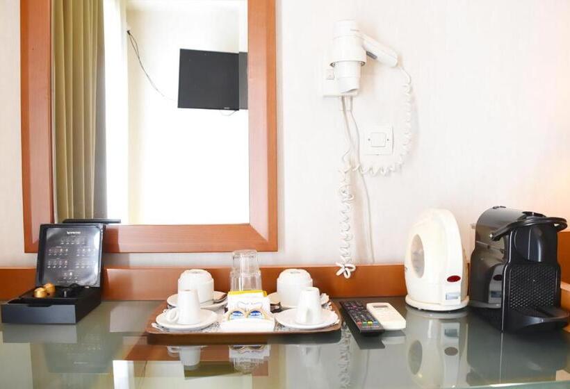 اتاق استاندارد با بالکن, Adrian