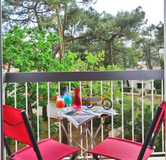 Comfort room with balcony, Les Cols Verts