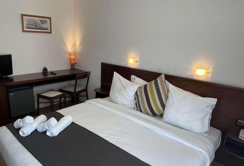 家庭套房, Les Cols Verts