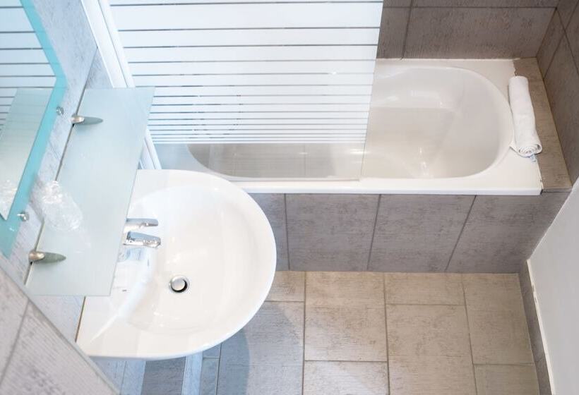 חדר קלאב, Les Trois Rois