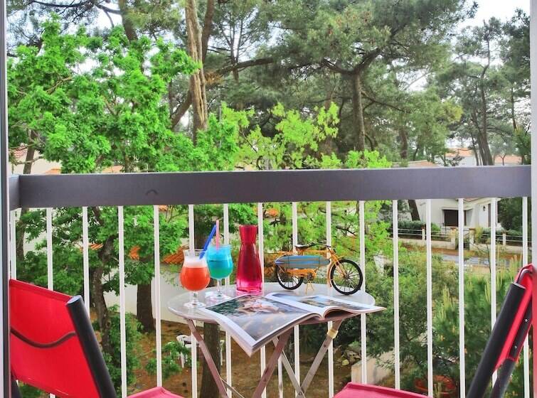 Comfort room with balcony, Les Cols Verts