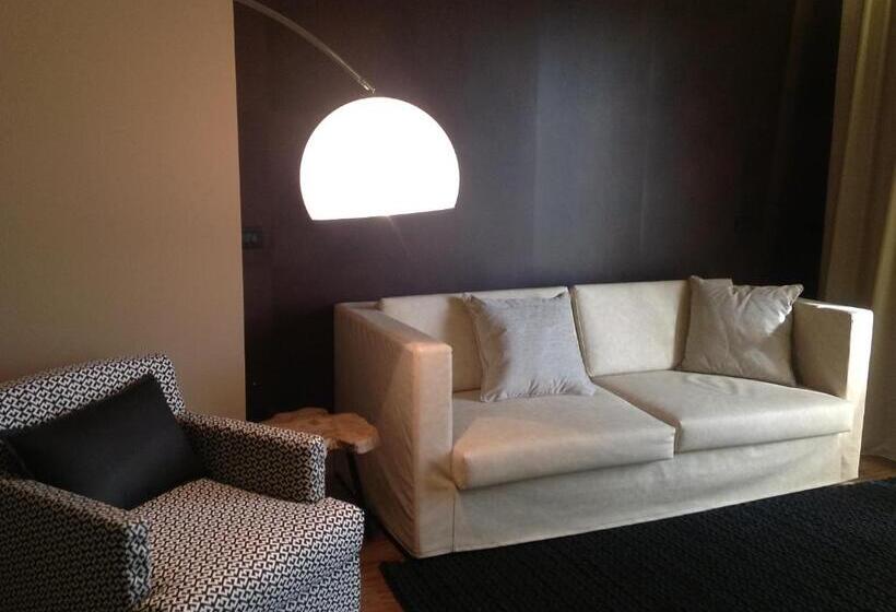 スイート, Select Suites & Spa Apartments