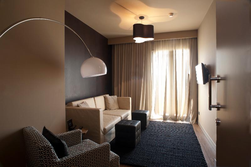 スイート, Select Suites & Spa Apartments