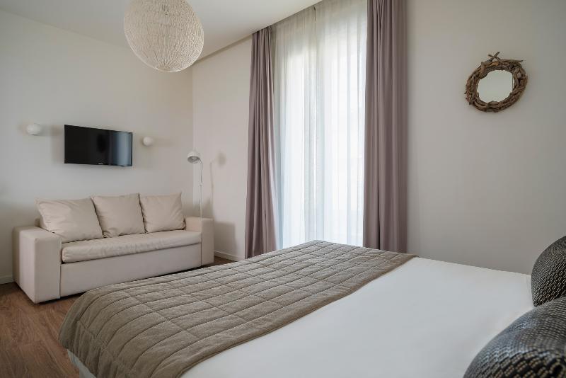 コンフォートトリプルルーム, Select Suites & Spa Apartments