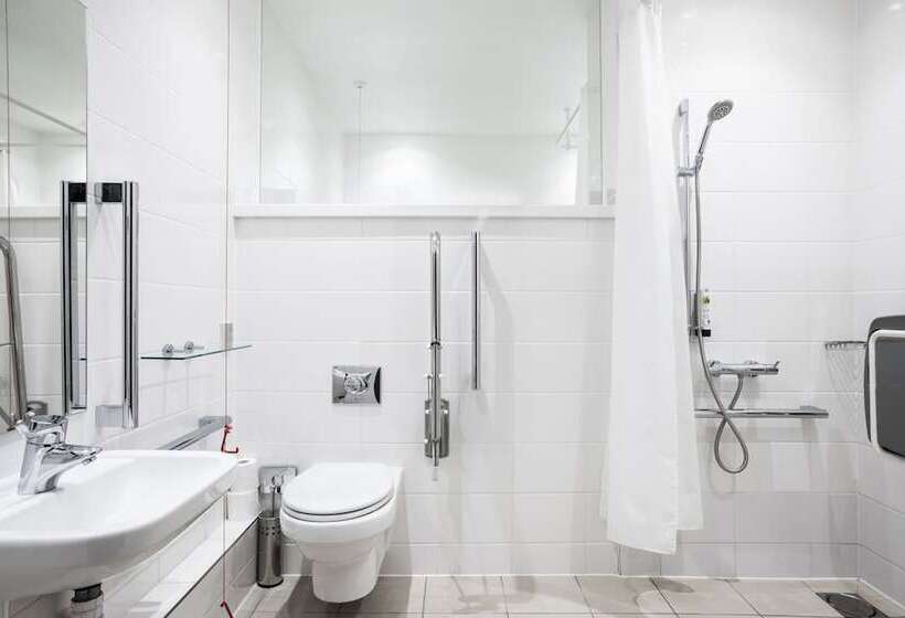 חדר סטנדרט מותאם לאדם עם מוגבלויות, Point A London Liverpool Street