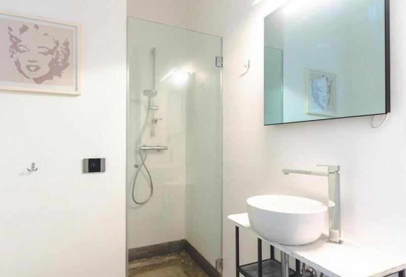 اتاق لوکس با تخت بزرگ, A Casa B&b