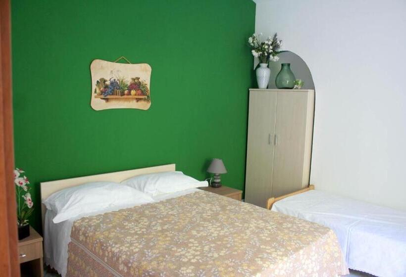 חדר סטנדרטי לשלושה עם נוף, Agriturismo Parcodainonni