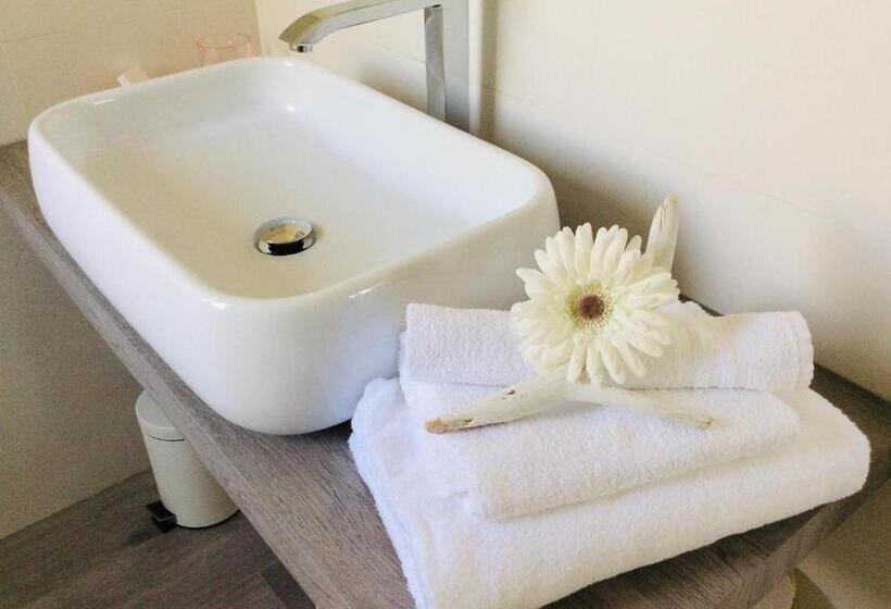 带大床的标准间, Laris