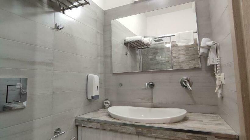 اتاق استاندارد چهار تخته, Nitto House