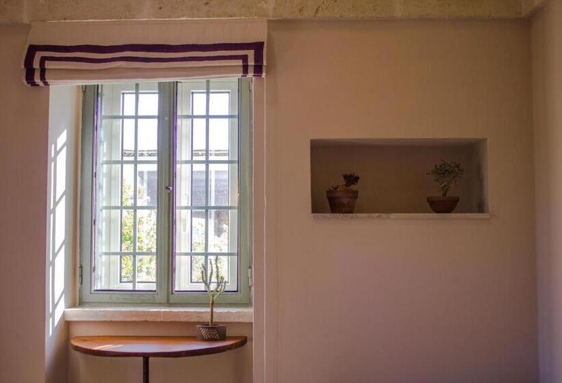 اتاق خانوادگی با چشمانداز باغ, Regina Di Ulivi