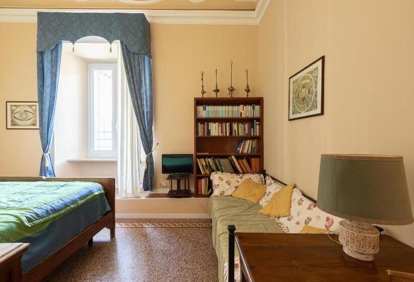اتاق لوکس با چشم‌انداز شهر, Attico Luce B&b