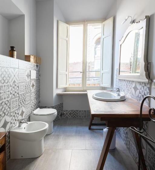 اتاق لوکس با چشم‌انداز شهر, Attico Luce B&b