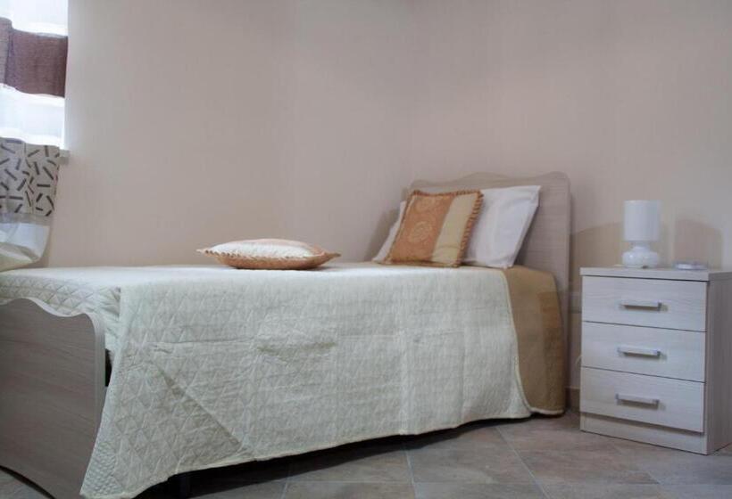 غرفة كومفورت ثلاثية, The Liberty Palace