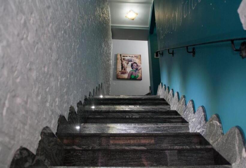 إستديو عائلى, The Liberty Palace