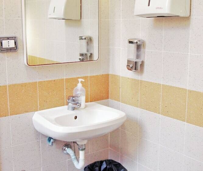 经济四人间 - 带共用浴室, Ostello La Miniera