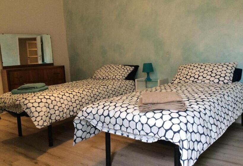 اتاق سه‌نفرۀ استاندارد با سرویس بهداشتی بیرون از اتاق, Le Camere Di Casa Cassandra