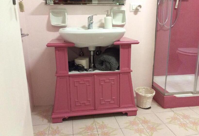 اتاق سه‌نفرۀ استاندارد با سرویس بهداشتی بیرون از اتاق, Le Camere Di Casa Cassandra