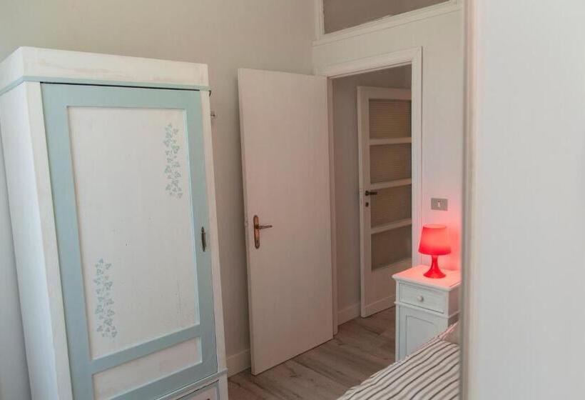 اتاق سه‌نفرۀ استاندارد با سرویس بهداشتی بیرون از اتاق, Le Camere Di Casa Cassandra