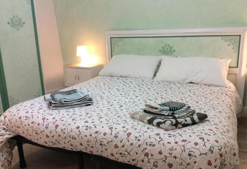 اتاق سه‌نفرۀ استاندارد با سرویس بهداشتی بیرون از اتاق, Le Camere Di Casa Cassandra