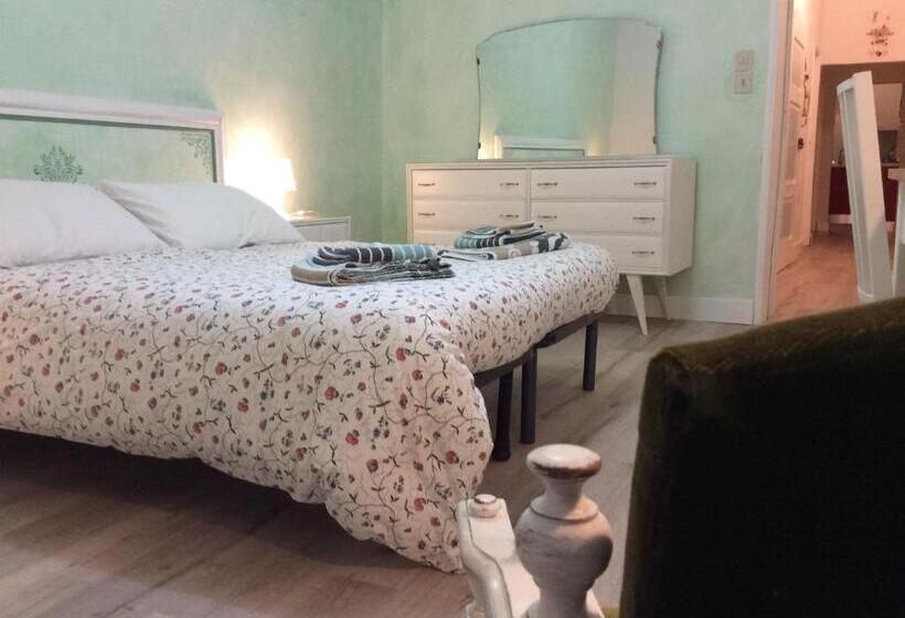 اتاق سه‌نفرۀ استاندارد با سرویس بهداشتی بیرون از اتاق, Le Camere Di Casa Cassandra