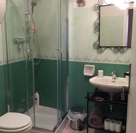 اتاق سه‌نفرۀ استاندارد با سرویس بهداشتی بیرون از اتاق, Le Camere Di Casa Cassandra