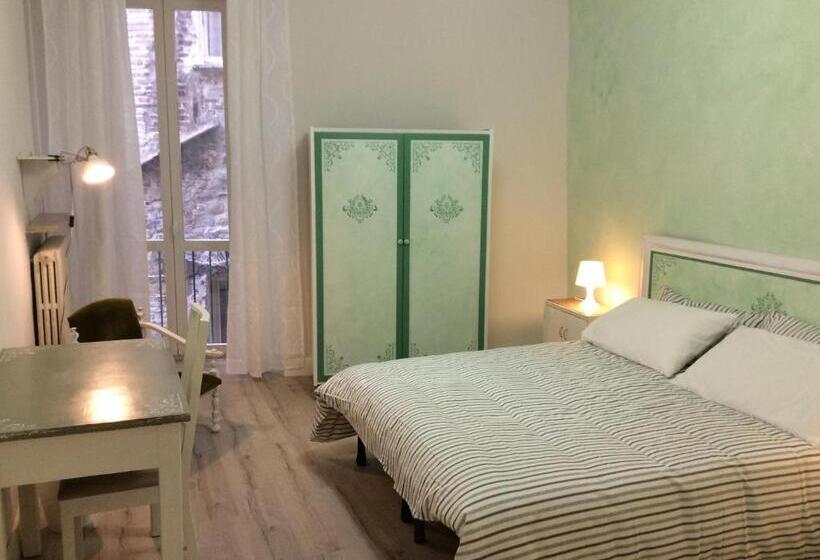 اتاق سه‌نفرۀ استاندارد با سرویس بهداشتی بیرون از اتاق, Le Camere Di Casa Cassandra