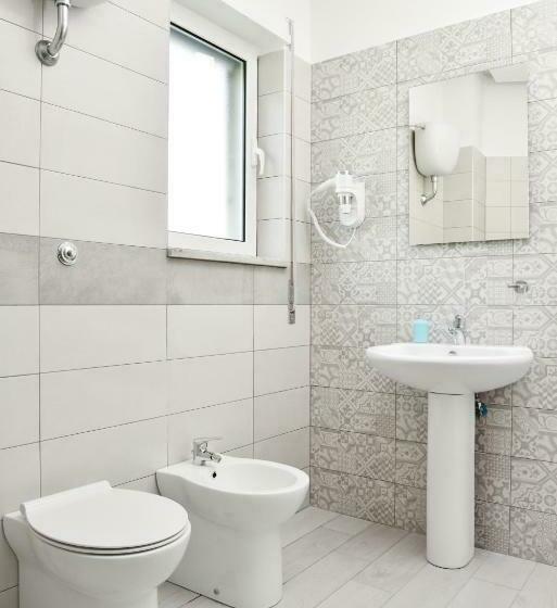 חדר סופריור לשלושה, Insula House