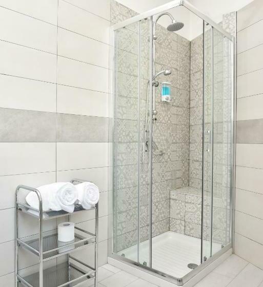 חדר סופריור לשלושה, Insula House