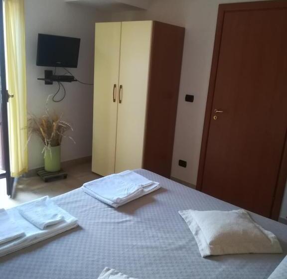 اتاق اکونومی, Isabel