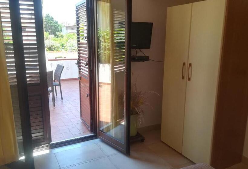 اتاق اکونومی, Isabel