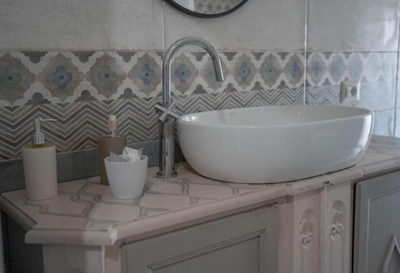 标准间, La Corte Di Emily