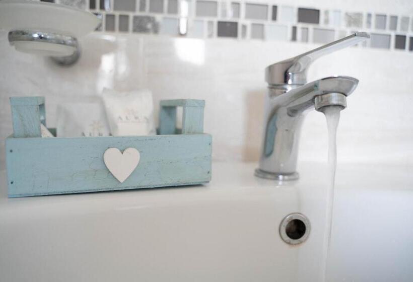 标准间, La Corte Di Emily