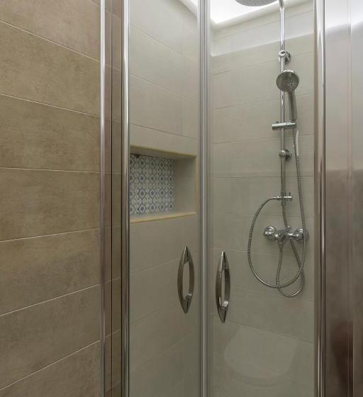 غرفة قياسية ثلاثية, Villa Alemi