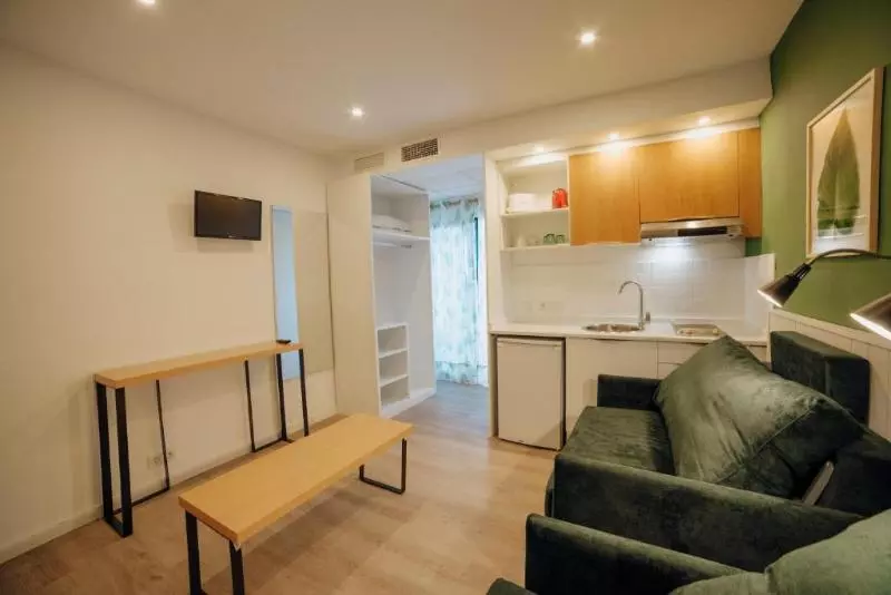 استودیوی استاندارد, Apartamentos Palm Court