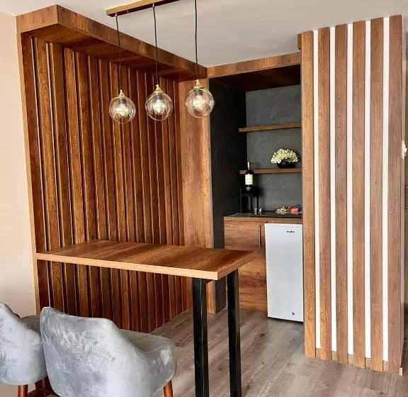 سوئیت با تخت بزرگ, Ambato