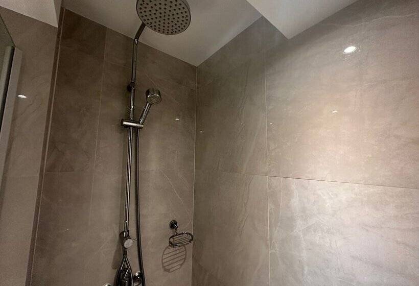 اتاق سوپریور با تخت بزرگ, Buddy Lodge, Khaosan Road