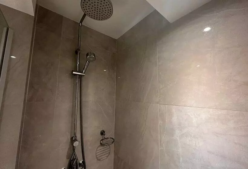 اتاق سوپریور با تخت بزرگ, Buddy Lodge, Khaosan Road