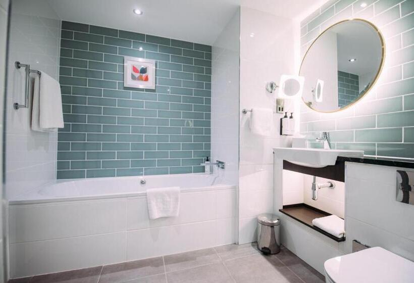 מיטת קינג בסוויטה, Crowne Plaza   Belfast, An Ihg