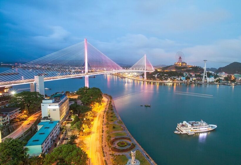 اتاق لوکس با چشم‌انداز دریا, Halong Plaza