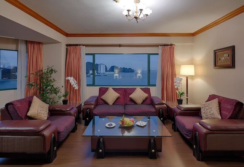 سوئیت اجرایی با چشم‌انداز دریا, Halong Plaza