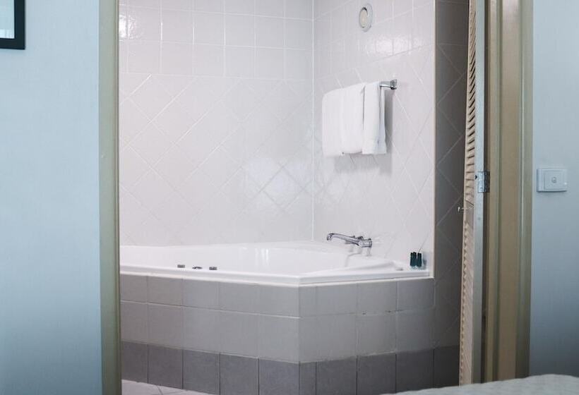 标准工作室, Heritage Cairns