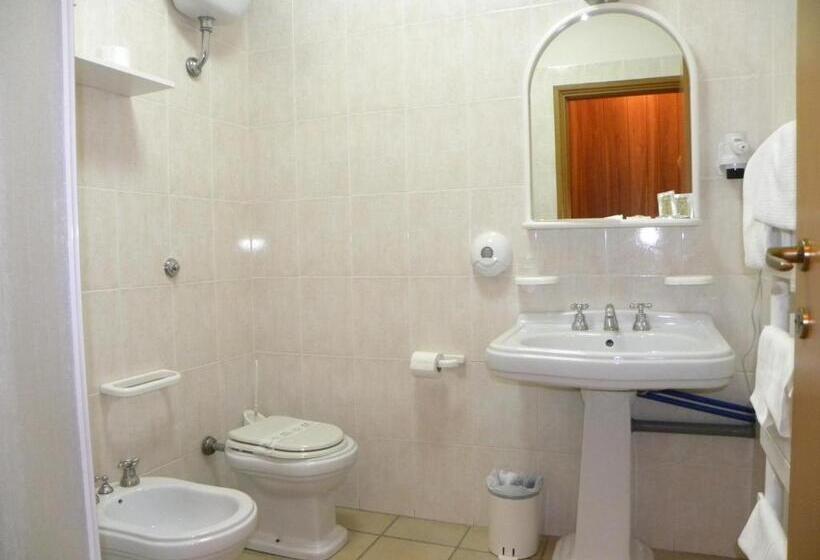 חדר סטנדרט לשלושה, Alba Sporting