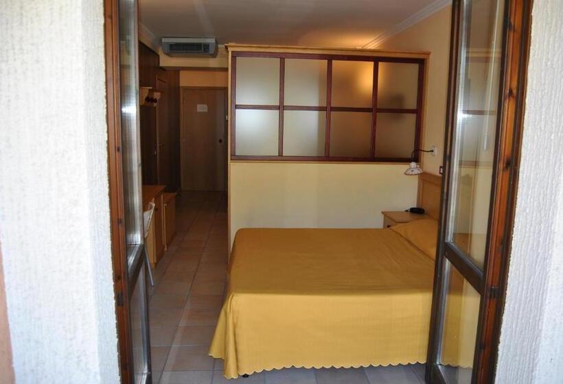 חדר סטנדרט לשלושה, Alba Sporting