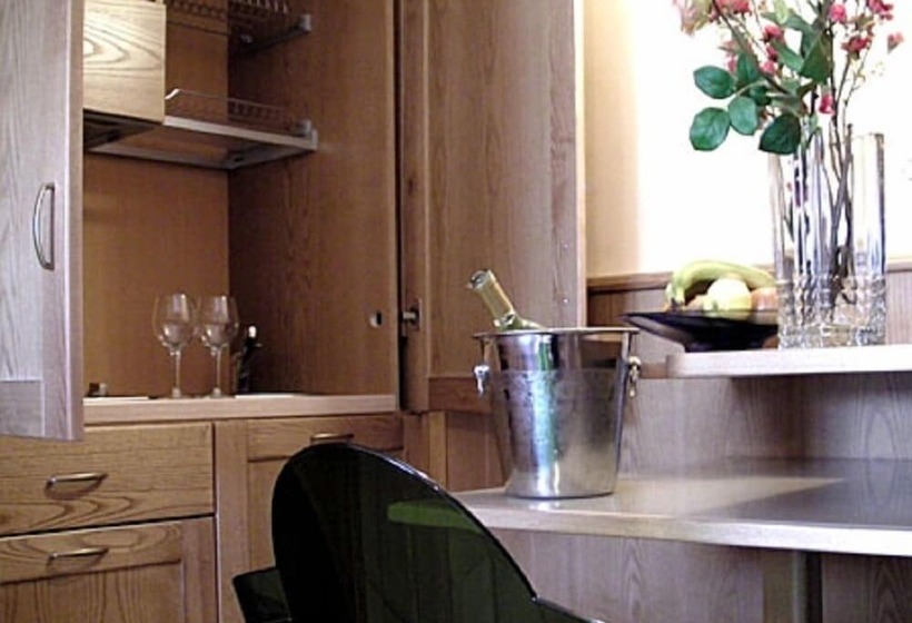 חדר סטנדרט לשלושה, Alba Sporting