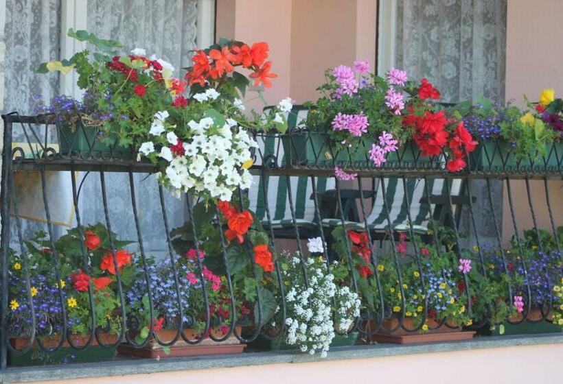 Camera Familiare, Balcone Fiorito