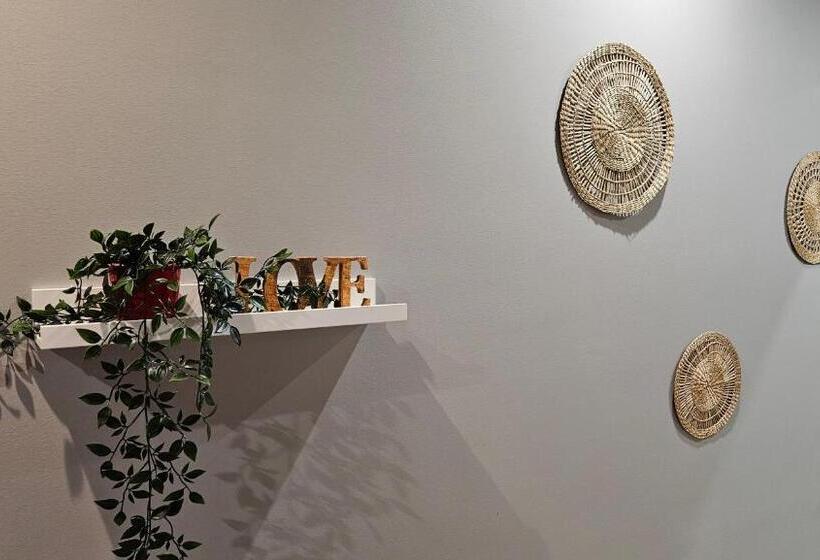 标准间, Silk Motel