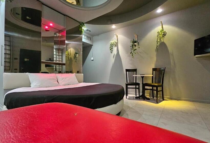 标准间, Silk Motel