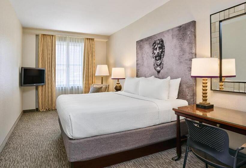 חדר סטנדרט עם מיטת קינג, Astor Crowne Plaza  Corner Of Bourbon Street